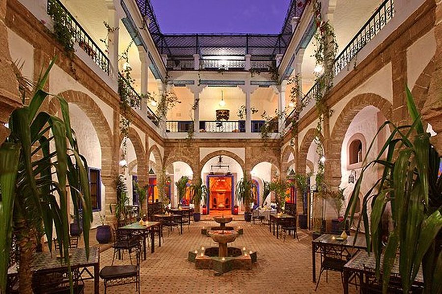 夜色中的拱形庭院酒店(riad)中庭——索维拉